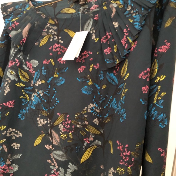 Women’s Banana Republic blouse - Picture 2 of 3